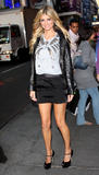 th_22017_Celebutopia-Marisa_Miller_sighting_in_Times_Square_Manhattan-05_122_1100lo.jpg