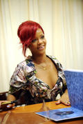 th_58169_RihannasignscopiesofRihannaRihannainNYC27.10.2010_164_122_27lo.jpg