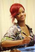 th_59956_RihannasignscopiesofRihannaRihannainNYC27.10.2010_210_122_398lo.jpg