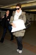 th_191184929_Celebutopia_NET.Kate_Beckinsale_arrives_into_LAX_Airport.03_25_2011.HQ.2_122_466lo.jpg