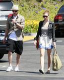 th_71633_Preppie_-_Jessica_Biel_shopping_at_Whole_Foods_in_Brentwood_-_July_4_2009_5110_122_503lo.jpg