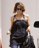 th_47642_Celebutopia-Halle_Berry_leaves_a_friend42s_house_in_the_Hollywood_Hills-08_122_532lo.jpg