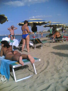 Italiana-Mom-On-The-Beach-c1nrdlhz2v.jpg