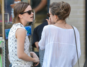 http://img172.imagevenue.com/loc45/th_736983654_EmmaWatson_OANewYork_September14_2012_28_122_45lo.jpg