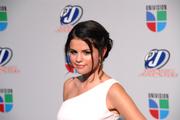 http://img172.imagevenue.com/loc487/th_49517_SelenaGomez_UnivisionPremiosJuventudAwardsatBankUnitedCenterinMiami_July152010_122_487lo.jpg