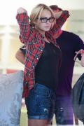 http://img172.imagevenue.com/loc562/th_77813_Lindsay_Lohan_out_shopping_and_gets_Gas10_122_562lo.jpg